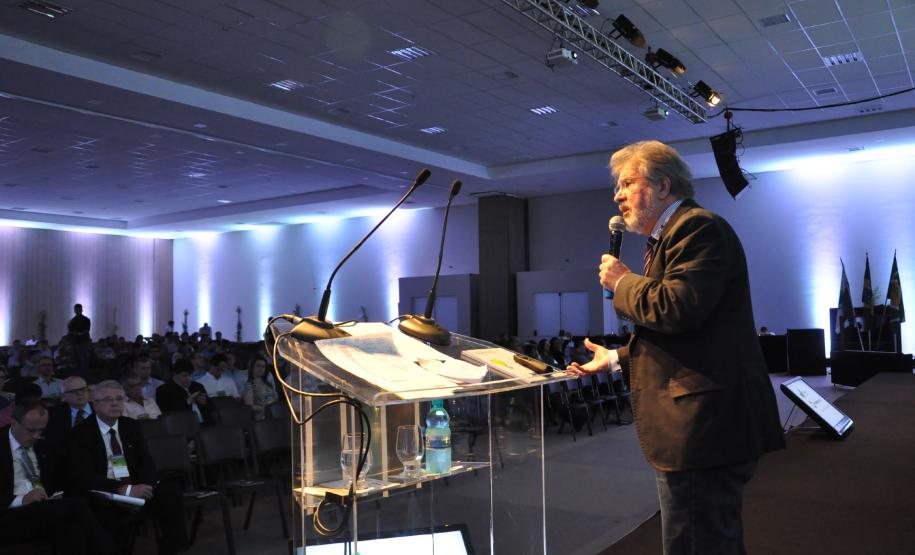 Fomento Paraná leva linhas de crédito para empreendedores na XXIV Convenção da Faciap A Fomento Paraná está participando da XXIV Convenção da Federação das Associações Comerciais e Industriais do Paraná - Faciap, que está sendo realizada no Hotel Recanto, em Foz do Iguaçu, de 19 a 21 de dezembro. O evento reúne cerca 1,3 mil empresários e líderes dos mais diversos setores organizados do Estado de outras regiões do País.