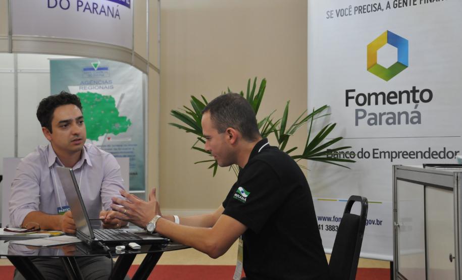 Fomento Paraná leva linhas de crédito para empreendedores na XXIV Convenção da Faciap A Fomento Paraná está participando da XXIV Convenção da Federação das Associações Comerciais e Industriais do Paraná - Faciap, que está sendo realizada no Hotel Recanto, em Foz do Iguaçu, de 19 a 21 de dezembro. O evento reúne cerca 1,3 mil empresários e líderes dos mais diversos setores organizados do Estado de outras regiões do País.