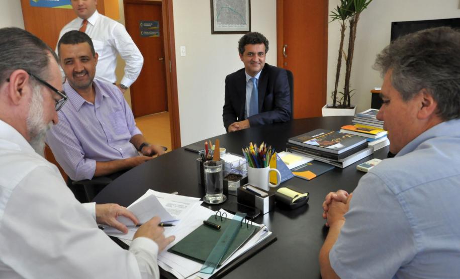 O presidente da Fomento Paraná, Juraci Barbosa, e o prefeito de Almirante Tamandaré, Aldnei José Siqueira, assinaram nesta segunda-feira (24) um contrato de financiamento no valor de R$ 7,2 milhões para pavimentação de vias urbanas e construção de uma praça pública no município da área norte da região metropolitana da capital.