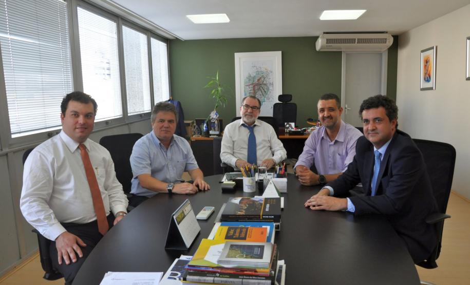 O presidente da Fomento Paraná, Juraci Barbosa, e o prefeito de Almirante Tamandaré, Aldnei José Siqueira, assinaram nesta segunda-feira (24) um contrato de financiamento no valor de R$ 7,2 milhões para pavimentação de vias urbanas e construção de uma praça pública no município da área norte da região metropolitana da capital.