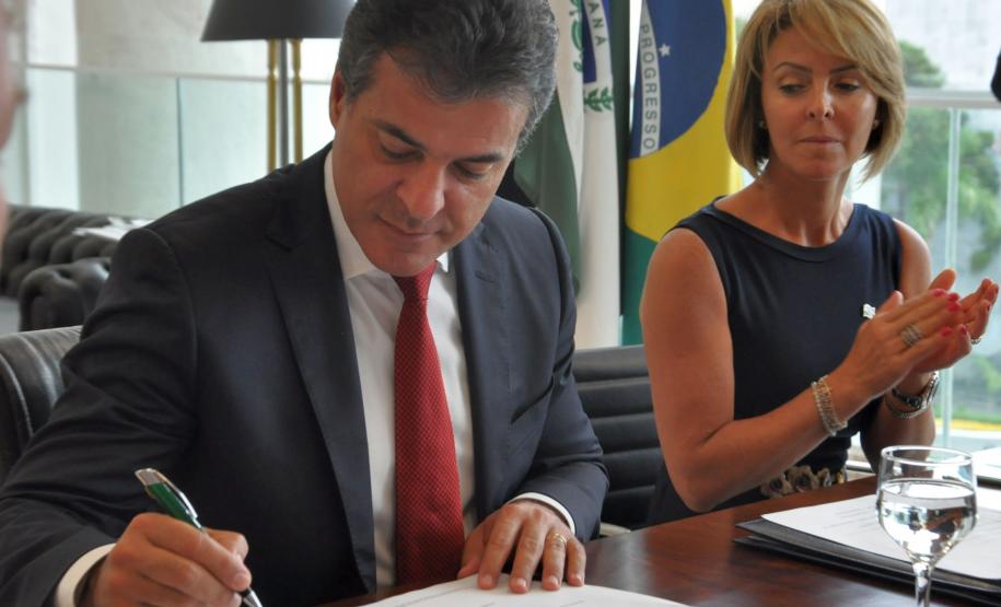 O governador Beto Richa recebe o embaixador da França no Brasil, Denis Pietton, nesta quinta-feira (27), no Palácio Iguaçu. Pietton acompanha o diretor da Agência Francesa de Desenvolvimento (AFD) no Brasil, Laurent Duriez, que na ocasião assina um protocolo de intenções com as secretarias de estado do Meio Ambiente e Recursos Hídricos e de Desenvolvimento Urbano, Paranacidade, Sanepar e Fomento Paraná, para cooperação técnica na área de gestão de resíduos sólidos.