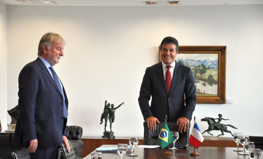 O governador Beto Richa recebe o embaixador da França no Brasil, Denis Pietton, nesta quinta-feira (27), no Palácio Iguaçu. Pietton acompanha o diretor da Agência Francesa de Desenvolvimento (AFD) no Brasil, Laurent Duriez, que na ocasião assina um protocolo de intenções com as secretarias de estado do Meio Ambiente e Recursos Hídricos e de Desenvolvimento Urbano, Paranacidade, Sanepar e Fomento Paraná, para cooperação técnica na área de gestão de resíduos sólidos.