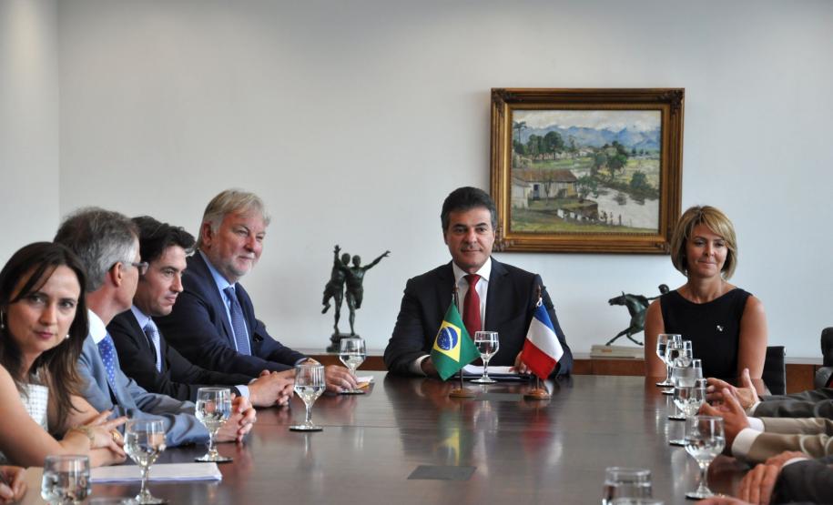O governador Beto Richa recebe o embaixador da França no Brasil, Denis Pietton, nesta quinta-feira (27), no Palácio Iguaçu. Pietton acompanha o diretor da Agência Francesa de Desenvolvimento (AFD) no Brasil, Laurent Duriez, que na ocasião assina um protocolo de intenções com as secretarias de estado do Meio Ambiente e Recursos Hídricos e de Desenvolvimento Urbano, Paranacidade, Sanepar e Fomento Paraná, para cooperação técnica na área de gestão de resíduos sólidos.