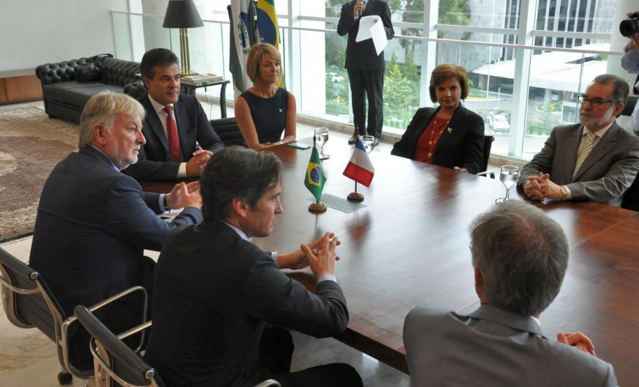 O governador Beto Richa recebe o embaixador da França no Brasil, Denis Pietton, nesta quinta-feira (27), no Palácio Iguaçu. Pietton acompanha o diretor da Agência Francesa de Desenvolvimento (AFD) no Brasil, Laurent Duriez, que na ocasião assina um protocolo de intenções com as secretarias de estado do Meio Ambiente e Recursos Hídricos e de Desenvolvimento Urbano, Paranacidade, Sanepar e Fomento Paraná, para cooperação técnica na área de gestão de resíduos sólidos.