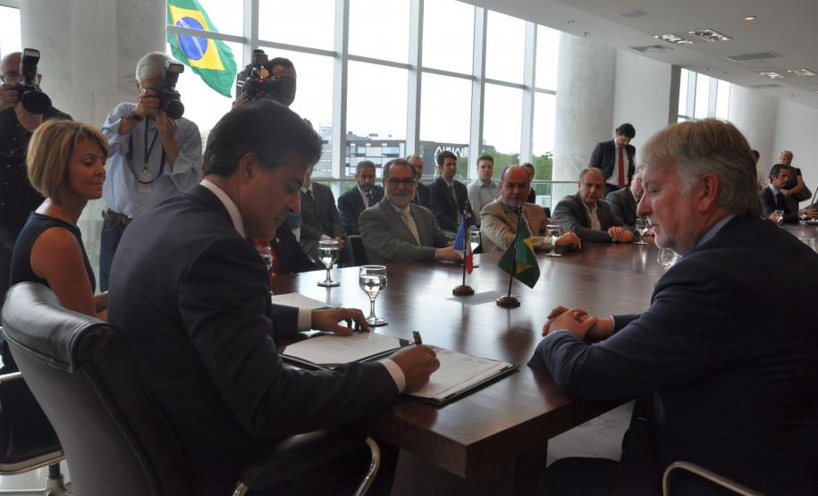 O governador Beto Richa recebe o embaixador da França no Brasil, Denis Pietton, nesta quinta-feira (27), no Palácio Iguaçu. Pietton acompanha o diretor da Agência Francesa de Desenvolvimento (AFD) no Brasil, Laurent Duriez, que na ocasião assina um protocolo de intenções com as secretarias de estado do Meio Ambiente e Recursos Hídricos e de Desenvolvimento Urbano, Paranacidade, Sanepar e Fomento Paraná, para cooperação técnica na área de gestão de resíduos sólidos.