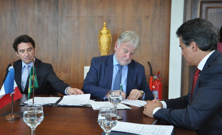 O governador Beto Richa recebe o embaixador da França no Brasil, Denis Pietton, nesta quinta-feira (27), no Palácio Iguaçu. Pietton acompanha o diretor da Agência Francesa de Desenvolvimento (AFD) no Brasil, Laurent Duriez, que na ocasião assina um protocolo de intenções com as secretarias de estado do Meio Ambiente e Recursos Hídricos e de Desenvolvimento Urbano, Paranacidade, Sanepar e Fomento Paraná, para cooperação técnica na área de gestão de resíduos sólidos.