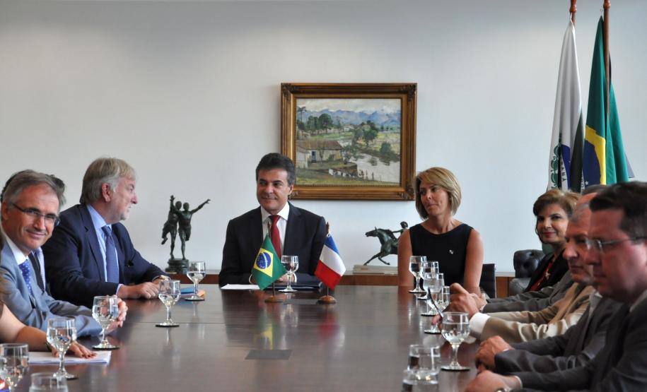 O governador Beto Richa recebe o embaixador da França no Brasil, Denis Pietton, nesta quinta-feira (27), no Palácio Iguaçu. Pietton acompanha o diretor da Agência Francesa de Desenvolvimento (AFD) no Brasil, Laurent Duriez, que na ocasião assina um protocolo de intenções com as secretarias de estado do Meio Ambiente e Recursos Hídricos e de Desenvolvimento Urbano, Paranacidade, Sanepar e Fomento Paraná, para cooperação técnica na área de gestão de resíduos sólidos.