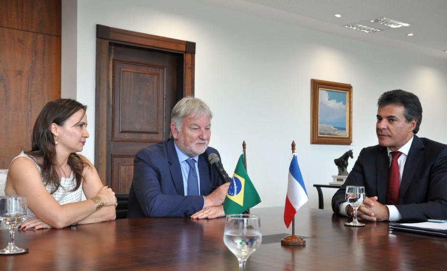 O governador Beto Richa recebe o embaixador da França no Brasil, Denis Pietton, nesta quinta-feira (27), no Palácio Iguaçu. Pietton acompanha o diretor da Agência Francesa de Desenvolvimento (AFD) no Brasil, Laurent Duriez, que na ocasião assina um protocolo de intenções com as secretarias de estado do Meio Ambiente e Recursos Hídricos e de Desenvolvimento Urbano, Paranacidade, Sanepar e Fomento Paraná, para cooperação técnica na área de gestão de resíduos sólidos.