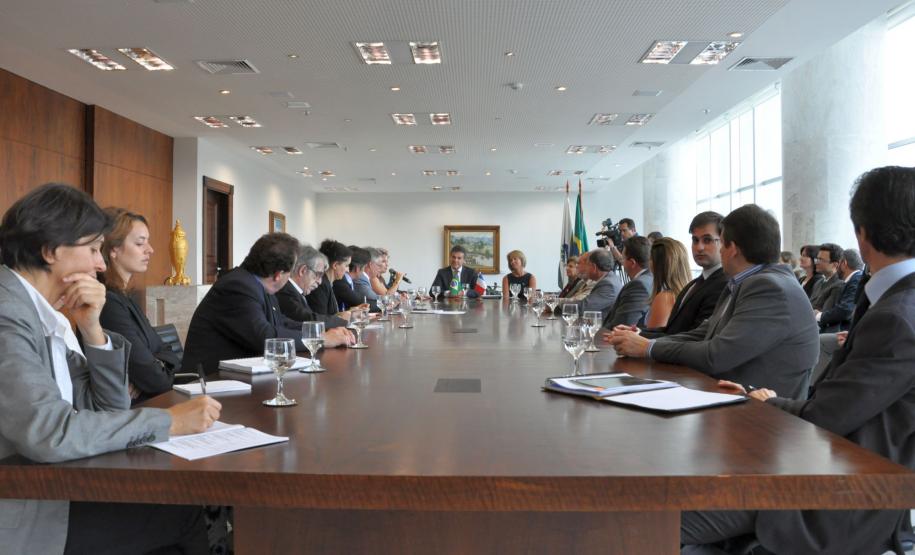 O governador Beto Richa recebe o embaixador da França no Brasil, Denis Pietton, nesta quinta-feira (27), no Palácio Iguaçu. Pietton acompanha o diretor da Agência Francesa de Desenvolvimento (AFD) no Brasil, Laurent Duriez, que na ocasião assina um protocolo de intenções com as secretarias de estado do Meio Ambiente e Recursos Hídricos e de Desenvolvimento Urbano, Paranacidade, Sanepar e Fomento Paraná, para cooperação técnica na área de gestão de resíduos sólidos.