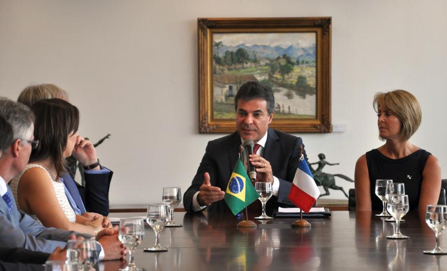 O governador Beto Richa recebe o embaixador da França no Brasil, Denis Pietton, nesta quinta-feira (27), no Palácio Iguaçu. Pietton acompanha o diretor da Agência Francesa de Desenvolvimento (AFD) no Brasil, Laurent Duriez, que na ocasião assina um protocolo de intenções com as secretarias de estado do Meio Ambiente e Recursos Hídricos e de Desenvolvimento Urbano, Paranacidade, Sanepar e Fomento Paraná, para cooperação técnica na área de gestão de resíduos sólidos.