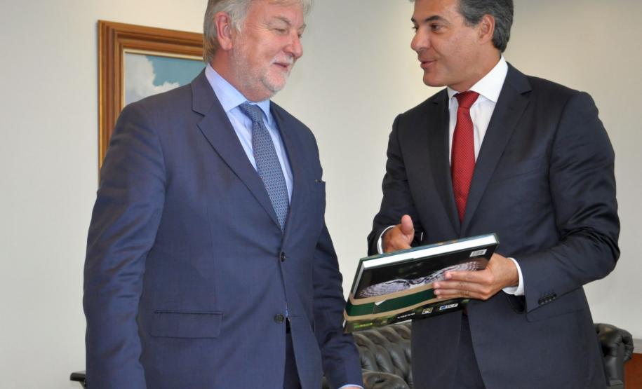 O governador Beto Richa recebe o embaixador da França no Brasil, Denis Pietton, nesta quinta-feira (27), no Palácio Iguaçu. Pietton acompanha o diretor da Agência Francesa de Desenvolvimento (AFD) no Brasil, Laurent Duriez, que na ocasião assina um protocolo de intenções com as secretarias de estado do Meio Ambiente e Recursos Hídricos e de Desenvolvimento Urbano, Paranacidade, Sanepar e Fomento Paraná, para cooperação técnica na área de gestão de resíduos sólidos.