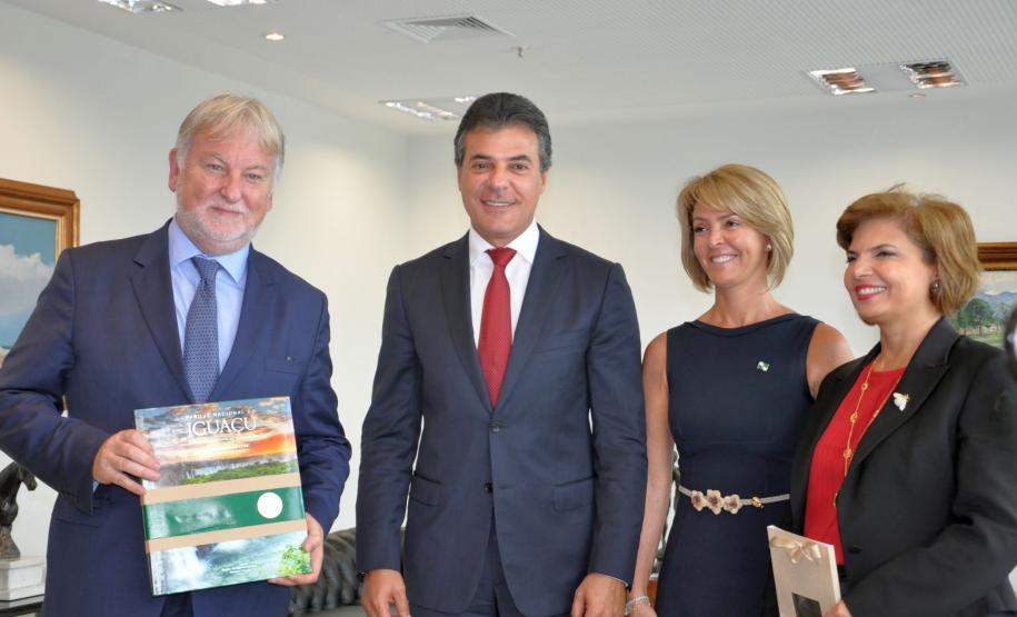 O governador Beto Richa recebe o embaixador da França no Brasil, Denis Pietton, nesta quinta-feira (27), no Palácio Iguaçu. Pietton acompanha o diretor da Agência Francesa de Desenvolvimento (AFD) no Brasil, Laurent Duriez, que na ocasião assina um protocolo de intenções com as secretarias de estado do Meio Ambiente e Recursos Hídricos e de Desenvolvimento Urbano, Paranacidade, Sanepar e Fomento Paraná, para cooperação técnica na área de gestão de resíduos sólidos.