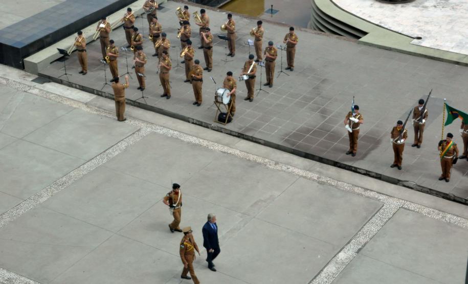O governador Beto Richa recebe o embaixador da França no Brasil, Denis Pietton, nesta quinta-feira (27), no Palácio Iguaçu. Pietton acompanha o diretor da Agência Francesa de Desenvolvimento (AFD) no Brasil, Laurent Duriez, que na ocasião assina um protocolo de intenções com as secretarias de estado do Meio Ambiente e Recursos Hídricos e de Desenvolvimento Urbano, Paranacidade, Sanepar e Fomento Paraná, para cooperação técnica na área de gestão de resíduos sólidos.