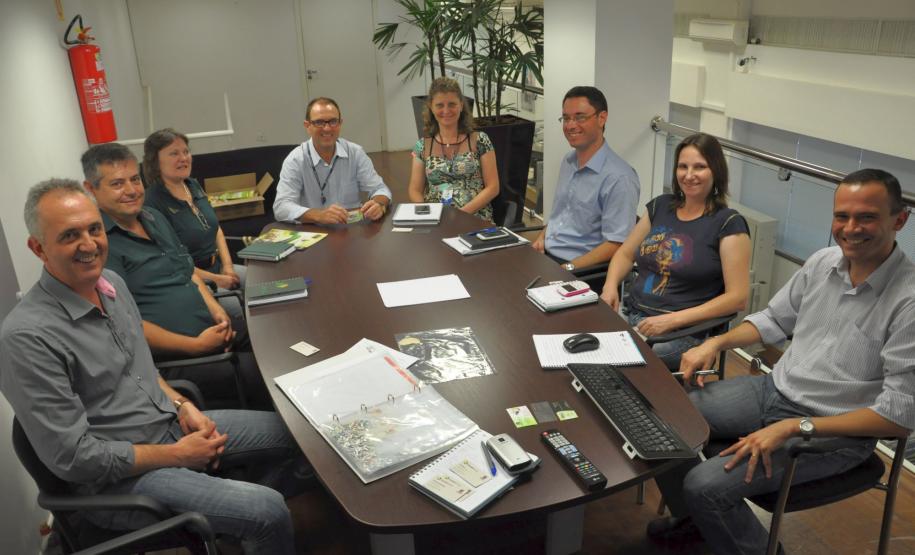 Fomento apresenta linhas para financiar projetos de inovação A Fomento Paraná recebeu uma visita nesta quarta-feira (3/12) de um grupo de técnicos da Agência de Inovação e Propriedade Intelectual da Universidade Estadual de Ponta Grossa (UEPG), liderados pelo professor João Irineu Resende e com a participação de empreendedores que desenvolvem projetos na incubadora da UEPG.