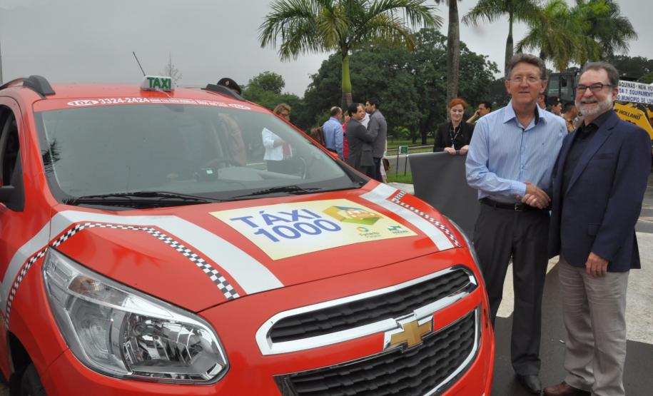 O governador Beto Richa entregou em Londrina, nesta quarta (10/12), as chaves do táxi de número 1.000 financiado pela linha de crédito Banco do Empreendedor Taxistas, da Fomento Paraná. A entrega ocorreu durante as comemorações dos 80 anos de fundação de Londrina.