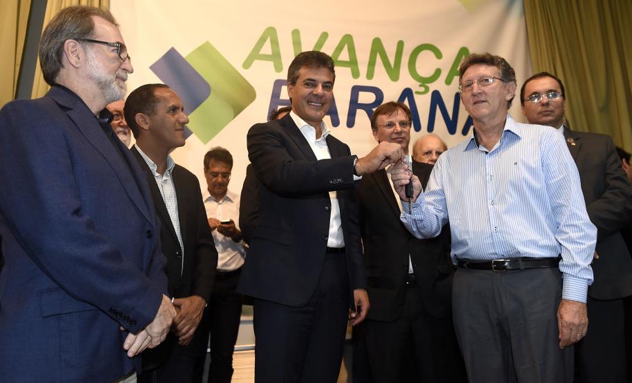 O governador Beto Richa entregou em Londrina, nesta quarta (10/12), as chaves do táxi de número 1.000 financiado pela linha de crédito Banco do Empreendedor Taxistas, da Fomento Paraná. A entrega ocorreu durante as comemorações dos 80 anos de fundação de Londrina.