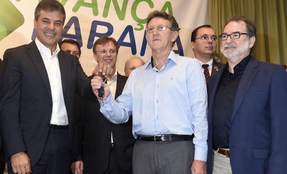 O governador Beto Richa entregou em Londrina, nesta quarta (10/12), as chaves do táxi de número 1.000 financiado pela linha de crédito Banco do Empreendedor Taxistas, da Fomento Paraná. A entrega ocorreu durante as comemorações dos 80 anos de fundação de Londrina.