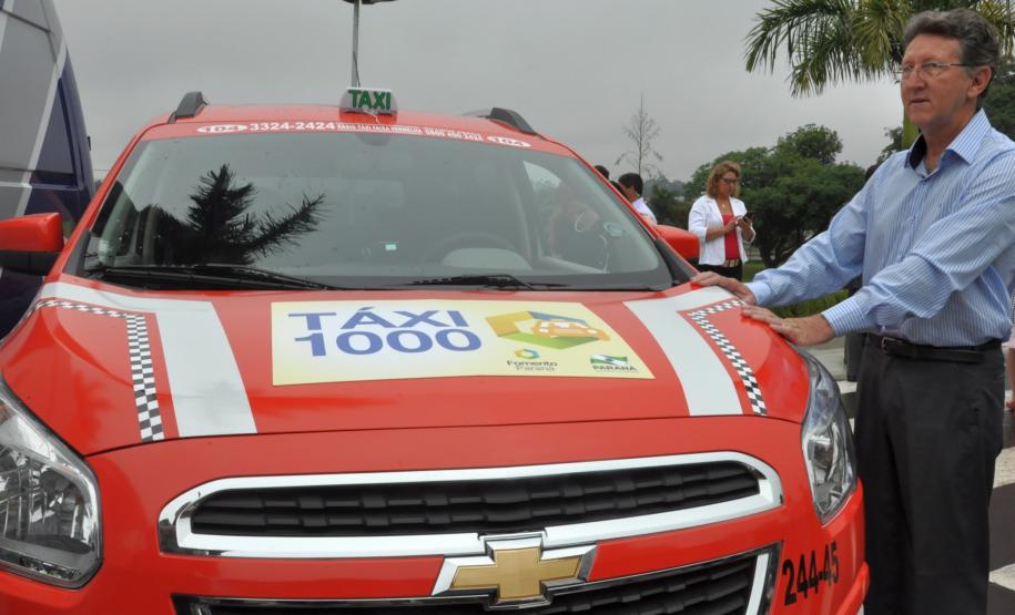 O governador Beto Richa entregou em Londrina, nesta quarta (10/12), as chaves do táxi de número 1.000 financiado pela linha de crédito Banco do Empreendedor Taxistas, da Fomento Paraná. A entrega ocorreu durante as comemorações dos 80 anos de fundação de Londrina.