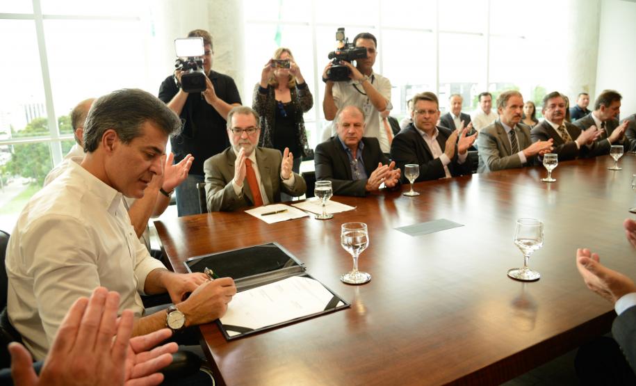 O conjunto de obras de pavimentação e recuperação de vias urbanas soma R$ 21,2 milhões. Os contratos foram assinados com os prefeitos de Campina Grande do Sul, Foz do Iguaçu e São José dos Pinhais. Os recursos são de linha de crédito operada pela Fomento Paraná com recursos do Fundo de Garantia por Tempo de Serviço - FGTS.