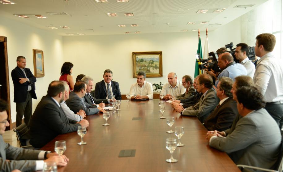 O conjunto de obras de pavimentação e recuperação de vias urbanas soma R$ 21,2 milhões. Os contratos foram assinados com os prefeitos de Campina Grande do Sul, Foz do Iguaçu e São José dos Pinhais. Os recursos são de linha de crédito operada pela Fomento Paraná com recursos do Fundo de Garantia por Tempo de Serviço - FGTS.