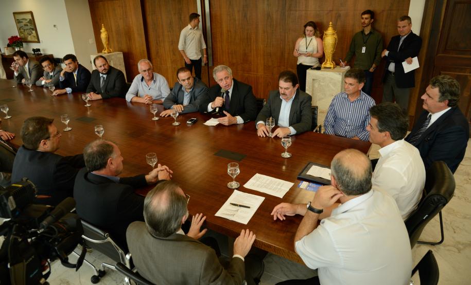 O conjunto de obras de pavimentação e recuperação de vias urbanas soma R$ 21,2 milhões. Os contratos foram assinados com os prefeitos de Campina Grande do Sul, Foz do Iguaçu e São José dos Pinhais. Os recursos são de linha de crédito operada pela Fomento Paraná com recursos do Fundo de Garantia por Tempo de Serviço - FGTS.