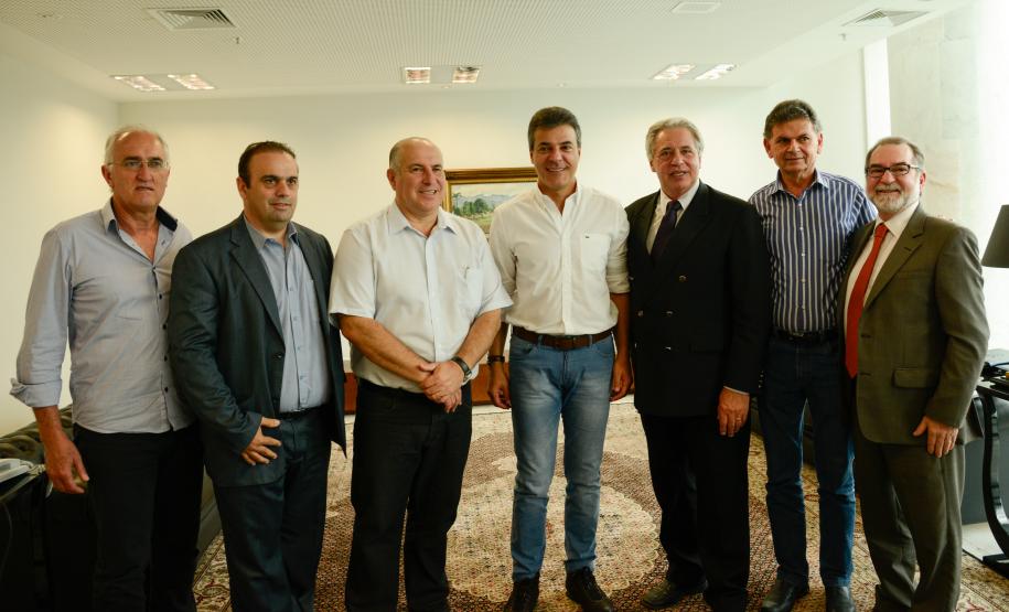 O conjunto de obras de pavimentação e recuperação de vias urbanas soma R$ 21,2 milhões. Os contratos foram assinados com os prefeitos de Campina Grande do Sul, Foz do Iguaçu e São José dos Pinhais. Os recursos são de linha de crédito operada pela Fomento Paraná com recursos do Fundo de Garantia por Tempo de Serviço - FGTS.