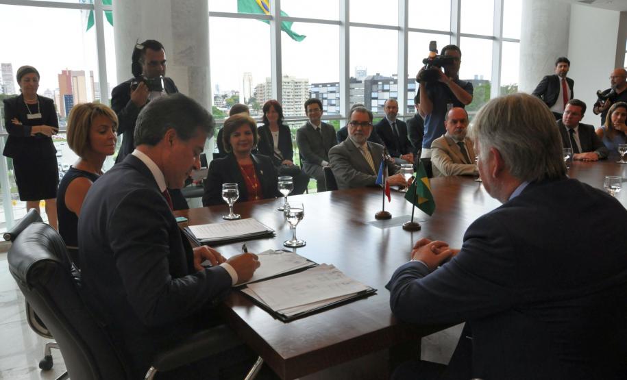 Fomento Paraná fecha 2014 com R$ 1,2 bilhão em financiamentos Assinatura de convênio com a Agência francesa de Desenvolvimento, para financiamento de projetos na área de gestão de resíduos sólidos.