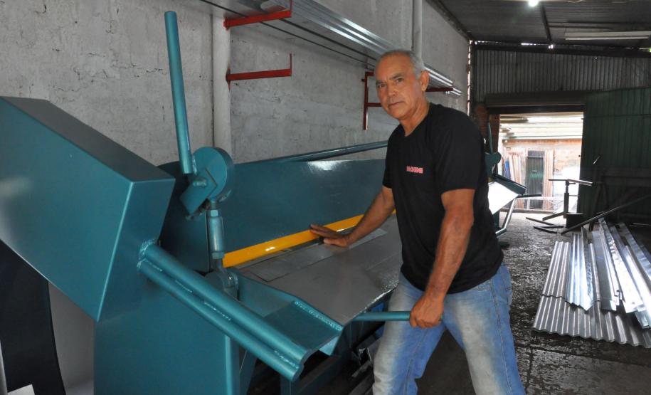 Fomento Paraná fecha 2014 com R$ 1,2 bilhão em financiamentos Edilson de Lima, em Foz do Iguaçu, com sua nova máquina de dobrar calhas, comprada com um financiamento de microcrédito da Fomento Paraná.