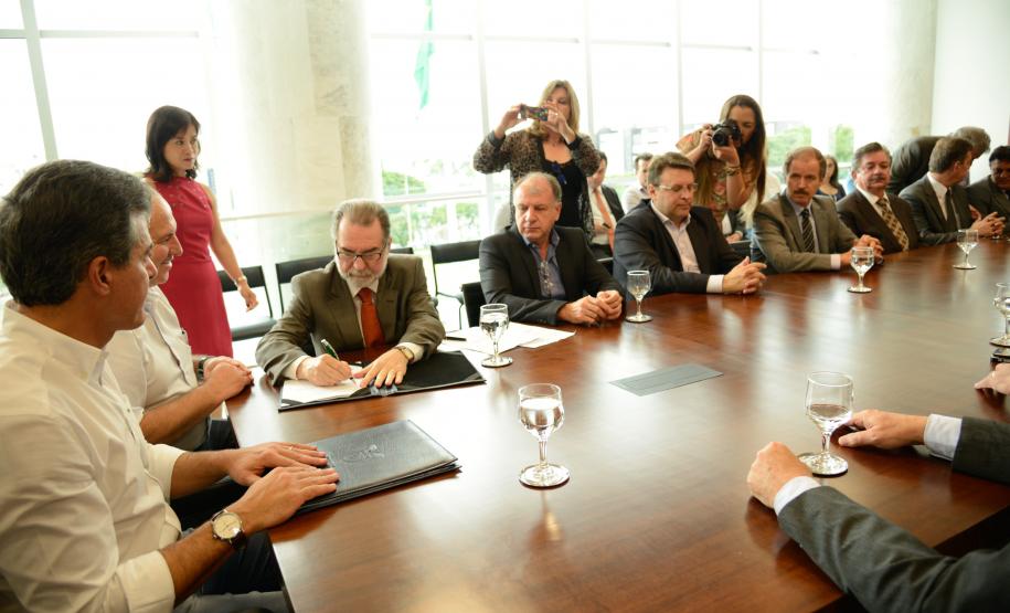 Assinatura de contratos de financiamento para obras de pavimentação e recuperação de vias urbanas em municípios com recursos do Fundo de Garantia por Tempo de Serviço.