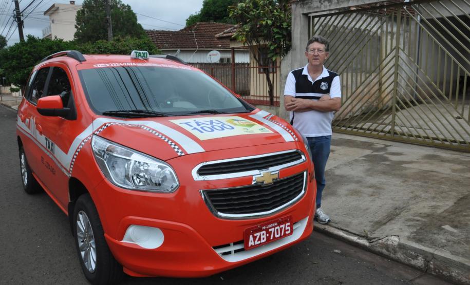 Olair Ribeiro, morador de Londrina, com o milésimo táxi financiado pela linha Banco do Empreendedor Taxistas, da Fomento Paraná.