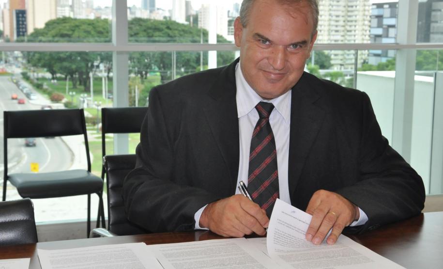 O prefeito de Alto Piquiri, Luiz Carlos Borges Cardoso, assina contrato de financiamento com a Fomento Paraná para compra de uma nova pá carregadeira. Curitiba, 5 de fevereiro de 2015.