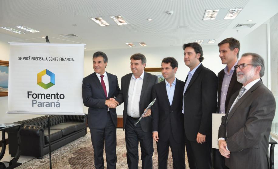 O governador Beto Richa assinou nesta quinta-feira (5), no Palácio Iguaçu, em Curitiba, um contrato de financiamento de R$ 7 milhões para compra de maquinário e obras de pavimentação de vias urbanas em Araucária e um financiamento de R$ 350 mil para que o município de Alto Piquiri compre uma nova máquina.