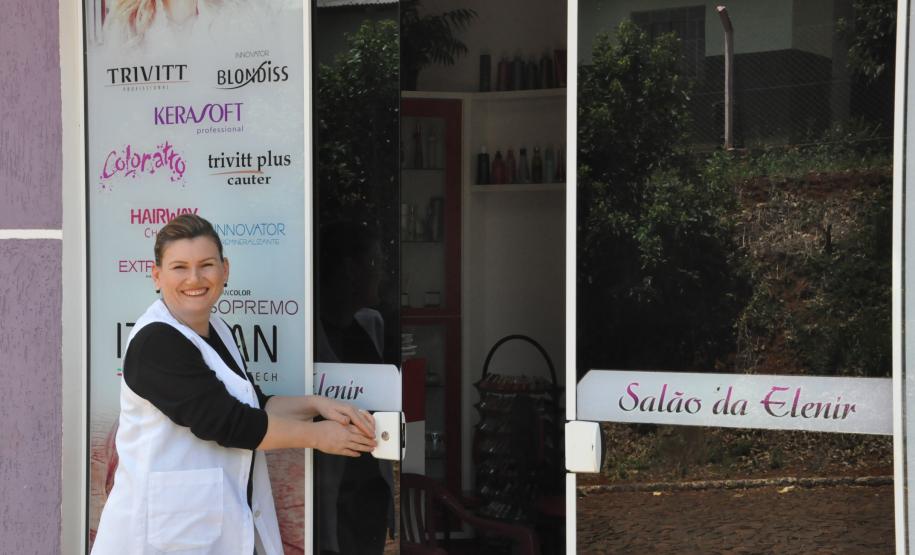 Microcrédito impulsiona empreendimentos no Interior Elenir Mognon, empreendedora de Porto Barreiro, financiou equipamento do salão de beleza na Fomento Paraná.