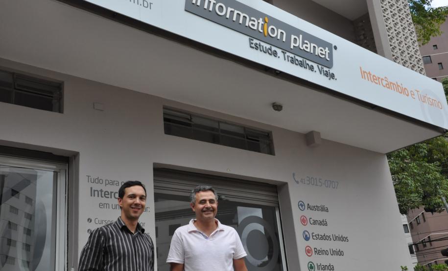 Franquia australiana se instala em Curitiba com apoio da Fomento Paraná Julio Neto e Valtemir "Mineiro" Soares, sócios da Information Planet, de Curitiba.