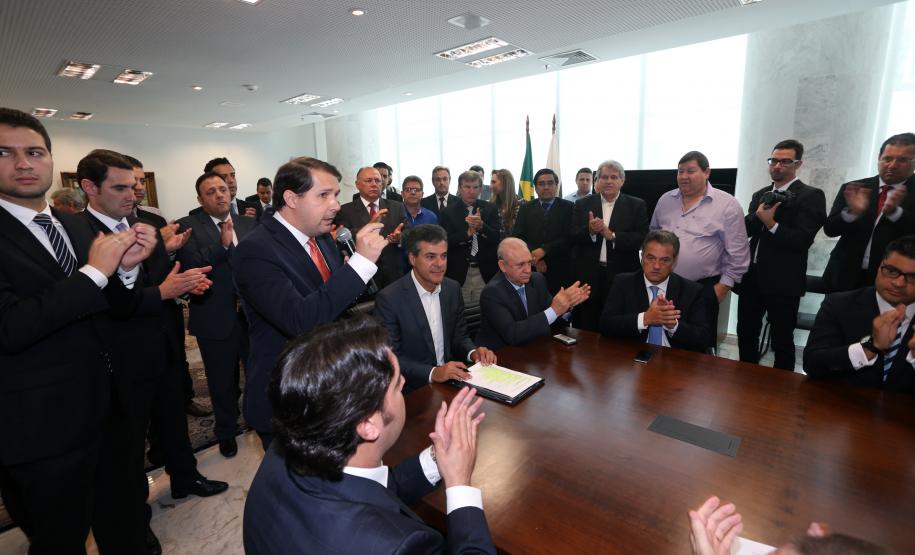 Governador Beto Richa assina contratos de financiamentos com a Secretaria de Desenvolvimento Urbano (SEDU) e a FomentoParaná para obras de infraestrutura urbanas e equipamentos para municípios. 04/03/2015.Foto: Orlando Kissner/ANPr