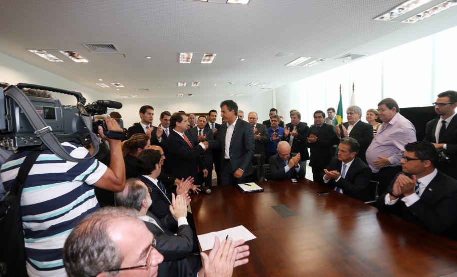 Governador Beto Richa assina contratos de financiamentos com a Secretaria de Desenvolvimento Urbano (SEDU) e a FomentoParaná para obras de infraestrutura urbanas e equipamentos para municípios. 04/03/2015.Foto: Orlando Kissner/ANPr