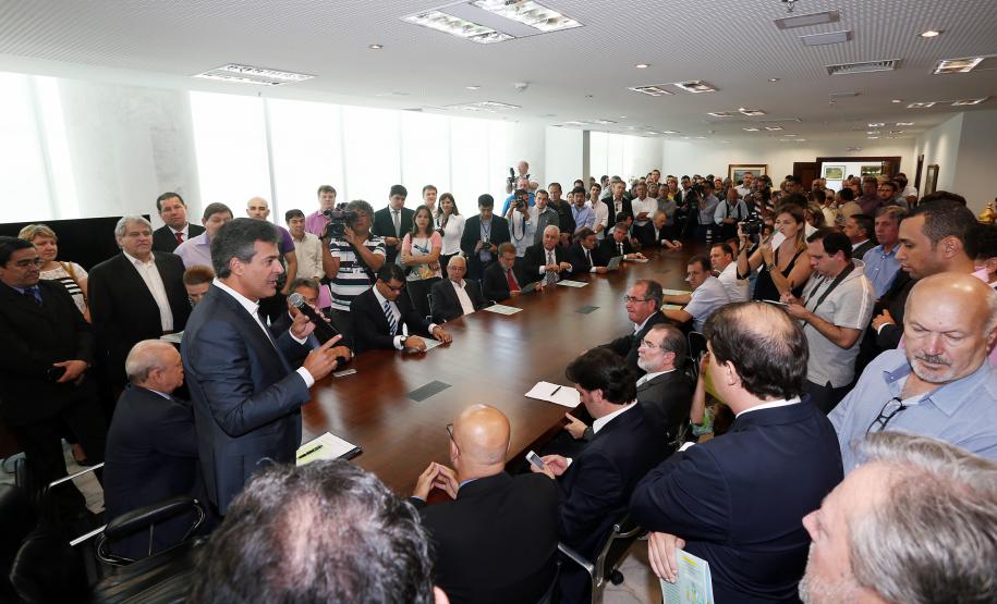 Governador Beto Richa assina contratos de financiamentos com a Secretaria de Desenvolvimento Urbano (SEDU) e a FomentoParaná para obras de infraestrutura urbanas e equipamentos para municípios. 04/03/2015.Foto: Orlando Kissner/ANPr