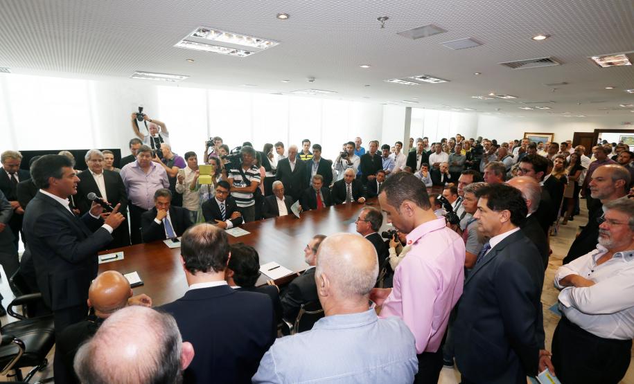 Governador Beto Richa assina contratos de financiamentos com a Secretaria de Desenvolvimento Urbano (SEDU) e a FomentoParaná para obras de infraestrutura urbanas e equipamentos para municípios. 04/03/2015.Foto: Orlando Kissner/ANPr