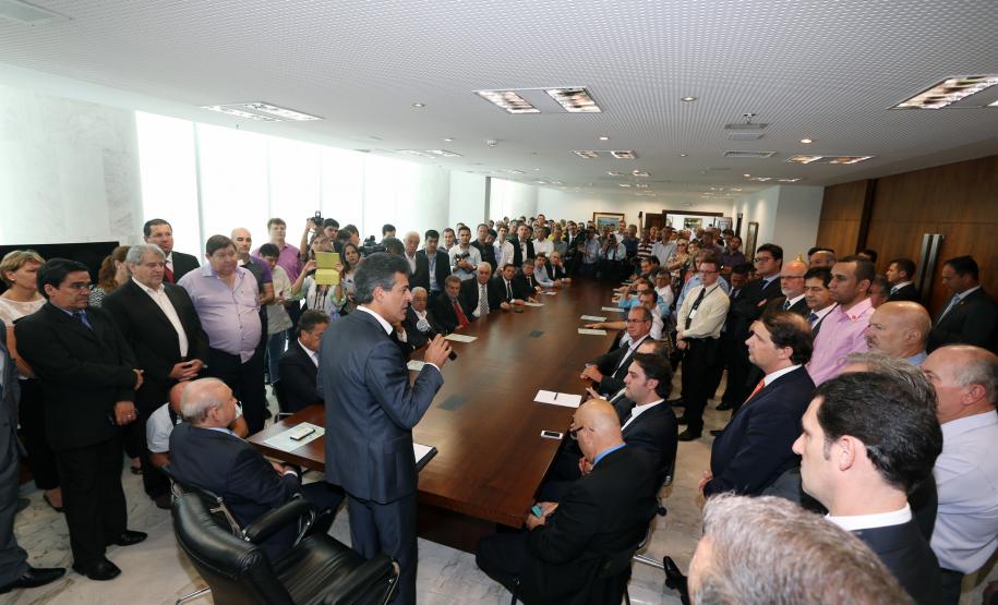 Governador Beto Richa assina contratos de financiamentos com a Secretaria de Desenvolvimento Urbano (SEDU) e a FomentoParaná para obras de infraestrutura urbanas e equipamentos para municípios. 04/03/2015.Foto: Orlando Kissner/ANPr