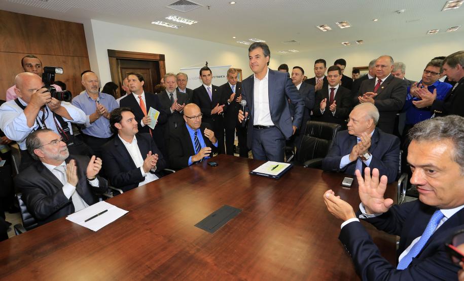 Governador Beto Richa assina contratos de financiamentos com a Secretaria de Desenvolvimento Urbano (SEDU) e a FomentoParaná para obras de infraestrutura urbanas e equipamentos para municípios. 04/03/2015.Foto:Arnaldo Alves/ANPr