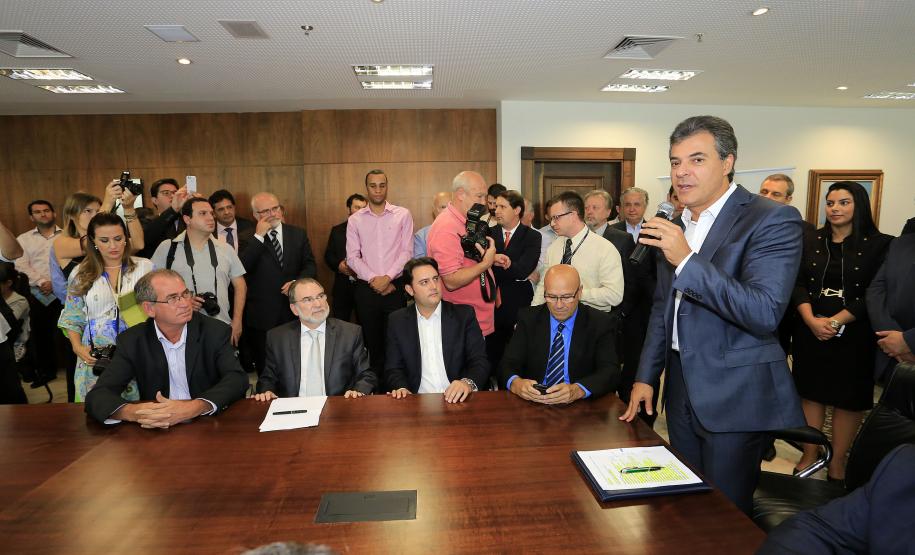 Governador Beto Richa assina contratos de financiamentos com a Secretaria de Desenvolvimento Urbano (SEDU) e a FomentoParaná para obras de infraestrutura urbanas e equipamentos para municípios. 04/03/2015.Foto:Arnaldo Alves/ANPr