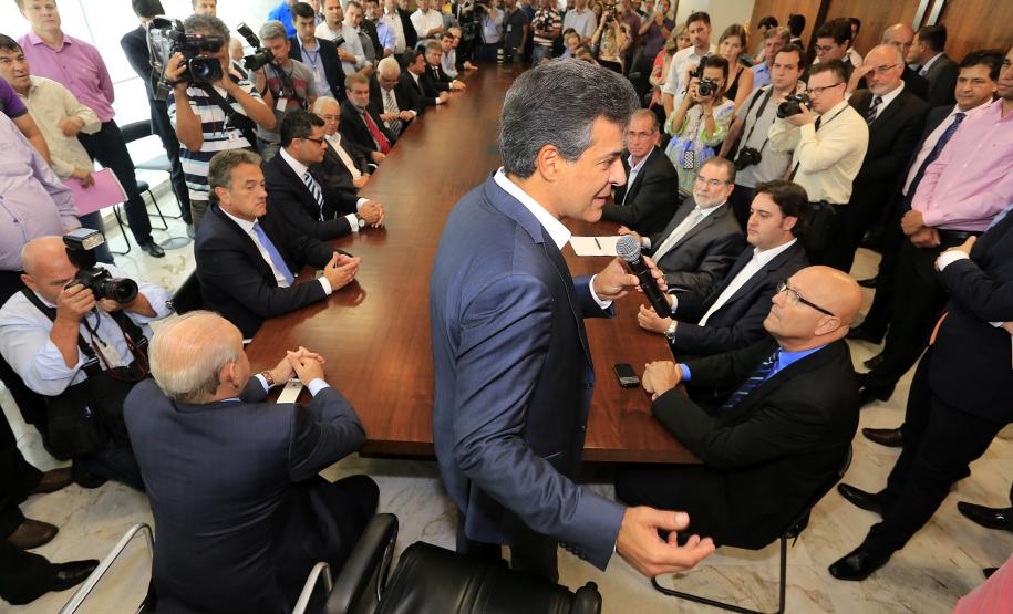 Governador Beto Richa assina contratos de financiamentos com a Secretaria de Desenvolvimento Urbano (SEDU) e a FomentoParaná para obras de infraestrutura urbanas e equipamentos para municípios. 04/03/2015.Foto:Arnaldo Alves/ANPr