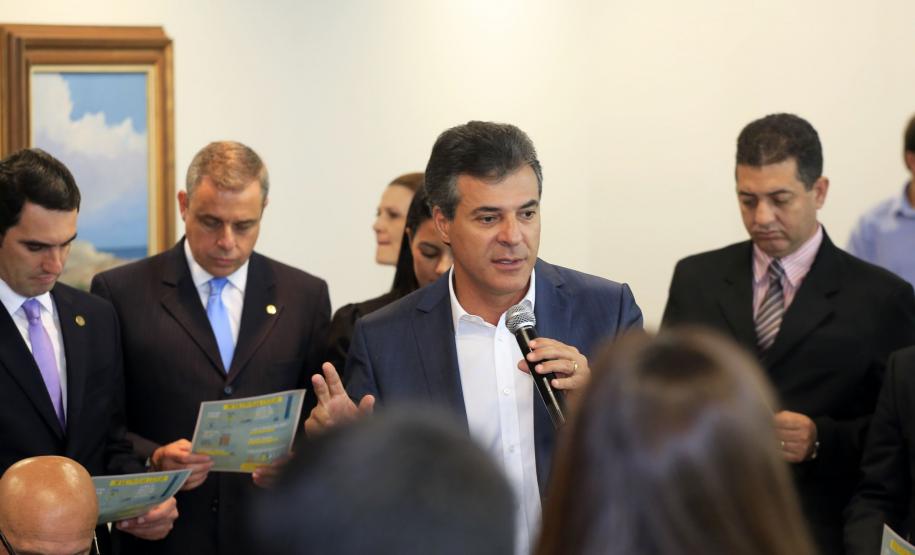 Governador Beto Richa assina contratos de financiamentos com a Secretaria de Desenvolvimento Urbano (SEDU) e a FomentoParaná para obras de infraestrutura urbanas e equipamentos para municípios. 04/03/2015.Foto:Arnaldo Alves/ANPr