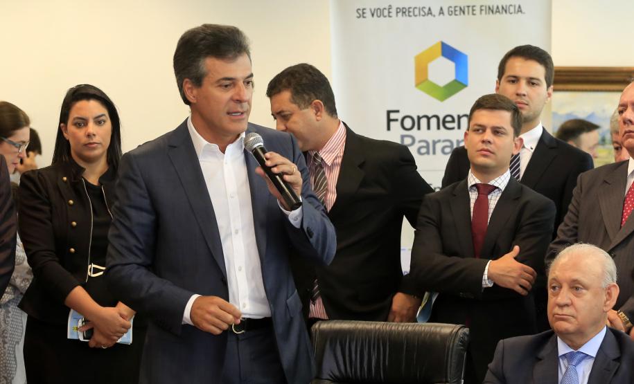 Governador Beto Richa assina contratos de financiamentos com a Secretaria de Desenvolvimento Urbano (SEDU) e a FomentoParaná para obras de infraestrutura urbanas e equipamentos para municípios. 04/03/2015.Foto:Arnaldo Alves/ANPr