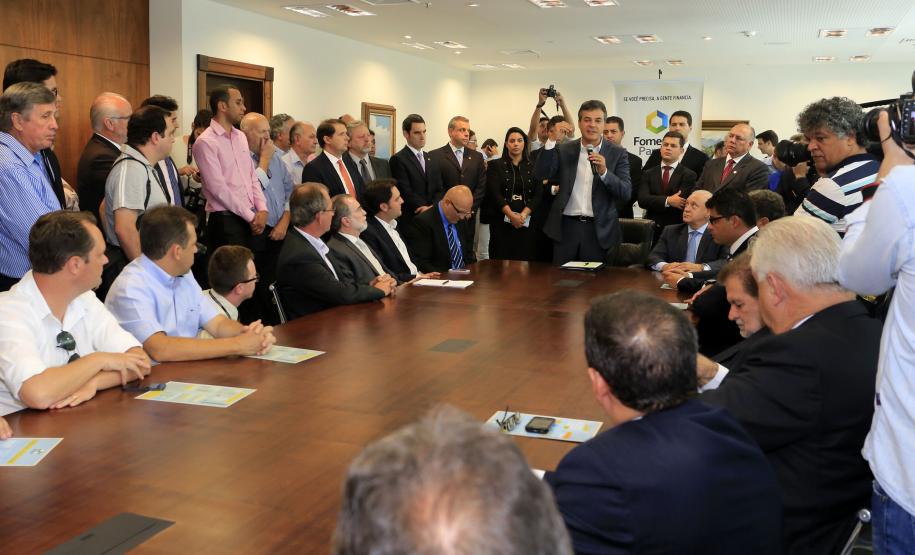 Governador Beto Richa assina contratos de financiamentos com a Secretaria de Desenvolvimento Urbano (SEDU) e a FomentoParaná para obras de infraestrutura urbanas e equipamentos para municípios. 04/03/2015.Foto:Arnaldo Alves/ANPr