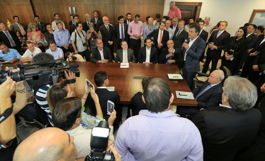 Governador Beto Richa assina contratos de financiamentos com a Secretaria de Desenvolvimento Urbano (SEDU) e a FomentoParaná para obras de infraestrutura urbanas e equipamentos para municípios. 04/03/2015.Foto:Arnaldo Alves/ANPr