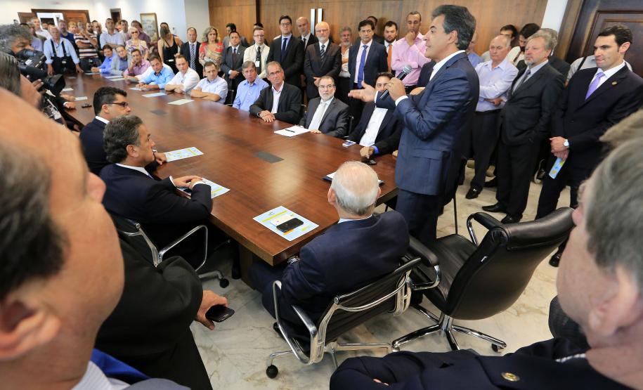 Governador Beto Richa assina contratos de financiamentos com a Secretaria de Desenvolvimento Urbano (SEDU) e a FomentoParaná para obras de infraestrutura urbanas e equipamentos para municípios. 04/03/2015.Foto:Arnaldo Alves/ANPr