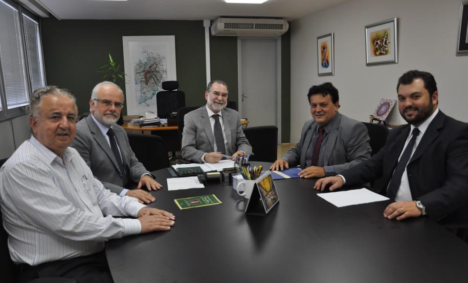 Caixa renova crédito da Fomento Paraná para financiamento de obras em municípios O presidente da Fomento Paraná, Juraci Barbosa, recebeu da Caixa Econômica Federal dois contratos de abertura de crédito para financiamento de obras nos municípios paranaenses com recursos do Fundo de Garantia por Tempo de Serviço (FGTS).