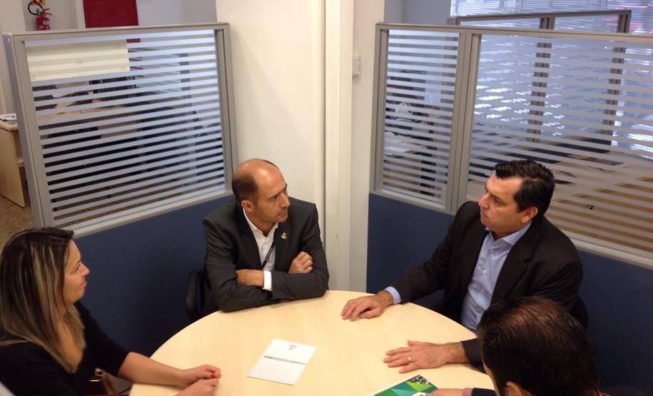 Reunião da equipe técnica de Mercado e Relações Institucionais da Fomento Paraná com a Associação das Empresas Brasileiras de Tecnologia da Informação (Assespro-PR) nesta sexta-feira (20/3) para uma nova parceria entre as duas instituições. O objetivo é viabilizar, até o fim de 2015, a contratação de R$ 10 milhões em financiamentos para projetos de empresas associadas à Assespro-PR voltados à inovação e ao desenvolvimento tecnológico.