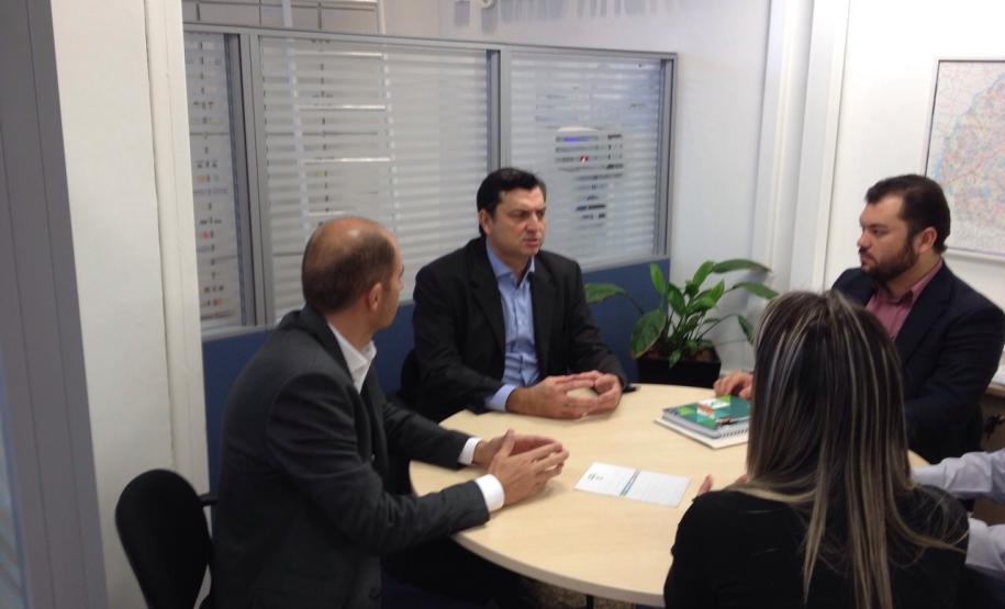 Reunião da equipe técnica de Mercado e Relações Institucionais da Fomento Paraná com a Associação das Empresas Brasileiras de Tecnologia da Informação (Assespro-PR) nesta sexta-feira (20/3) para uma nova parceria entre as duas instituições. O objetivo é viabilizar, até o fim de 2015, a contratação de R$ 10 milhões em financiamentos para projetos de empresas associadas à Assespro-PR voltados à inovação e ao desenvolvimento tecnológico.